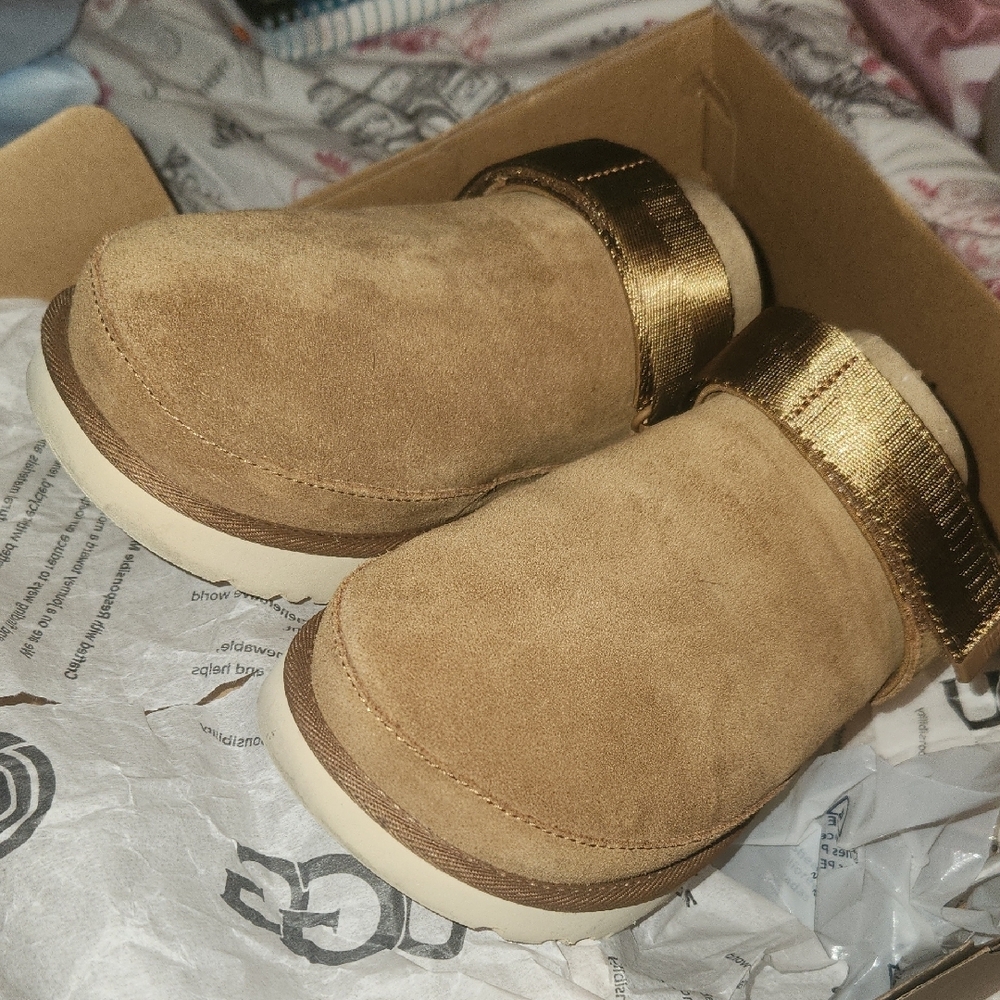 UGG Goldenstar Clog in Tan